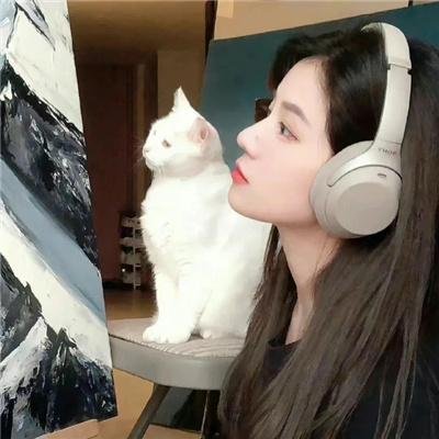 院子里的女人